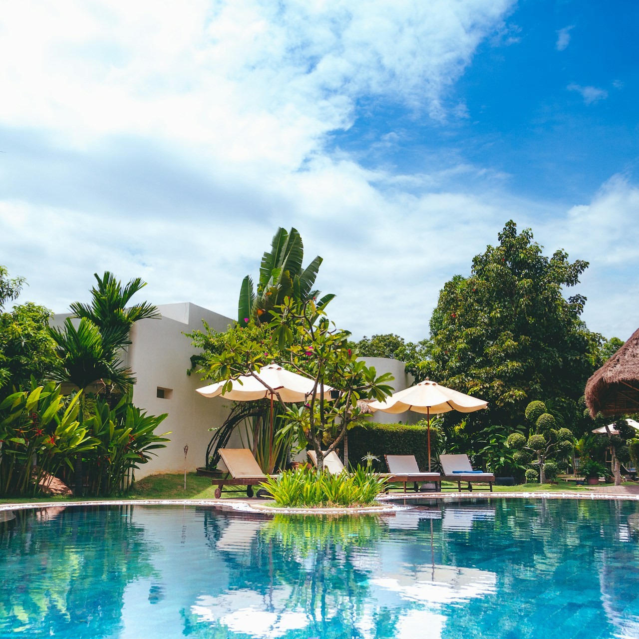 premium-garden-and-pool-area